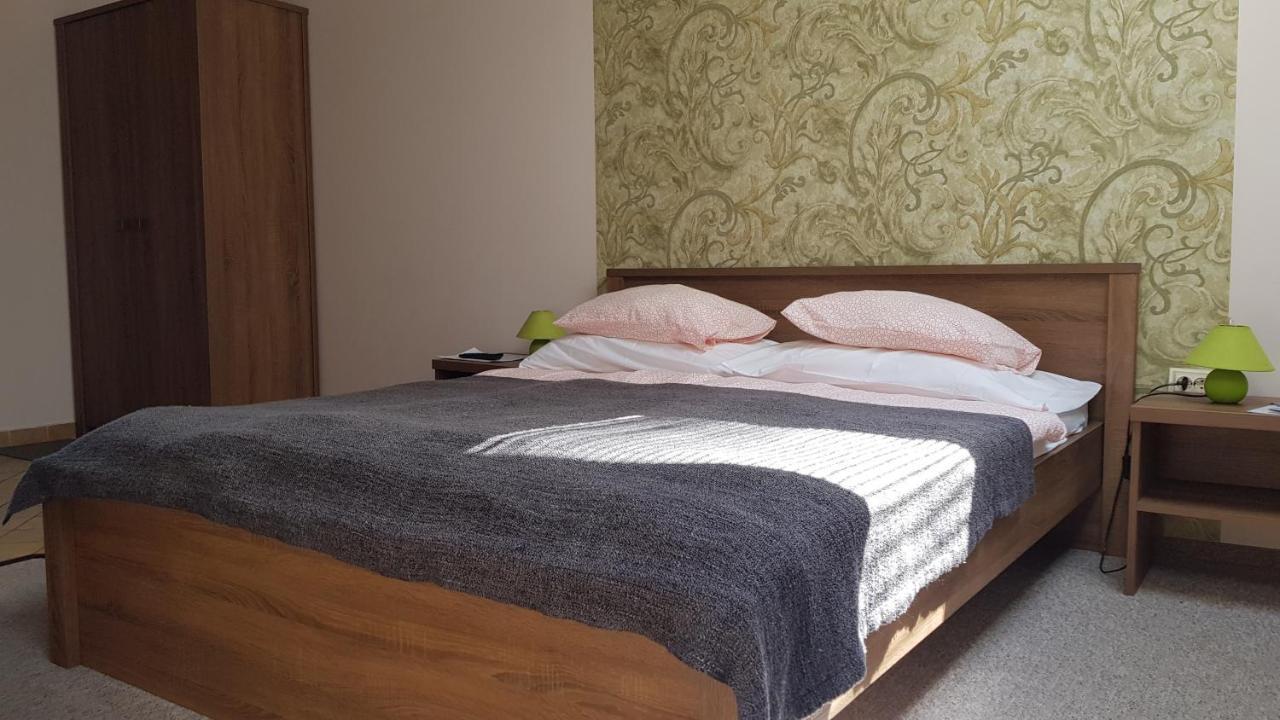 Vegvar Delux Apartman Gyula Exteriör bild
