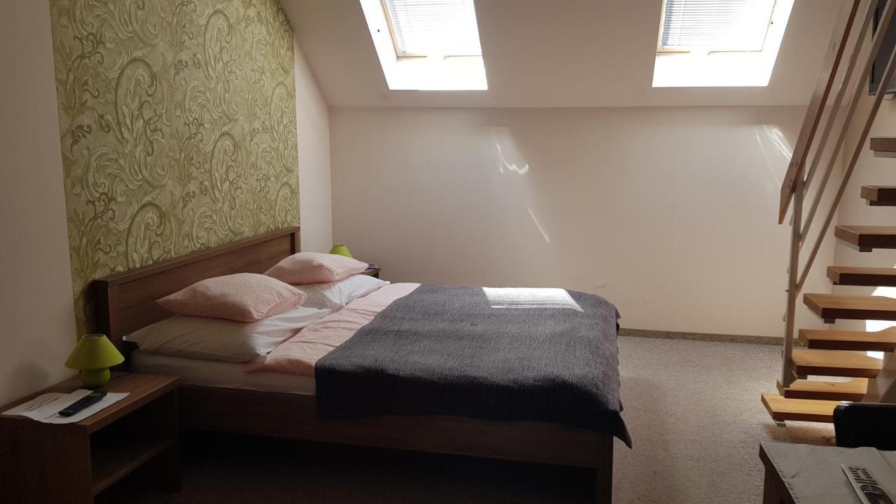 Vegvar Delux Apartman Gyula Exteriör bild